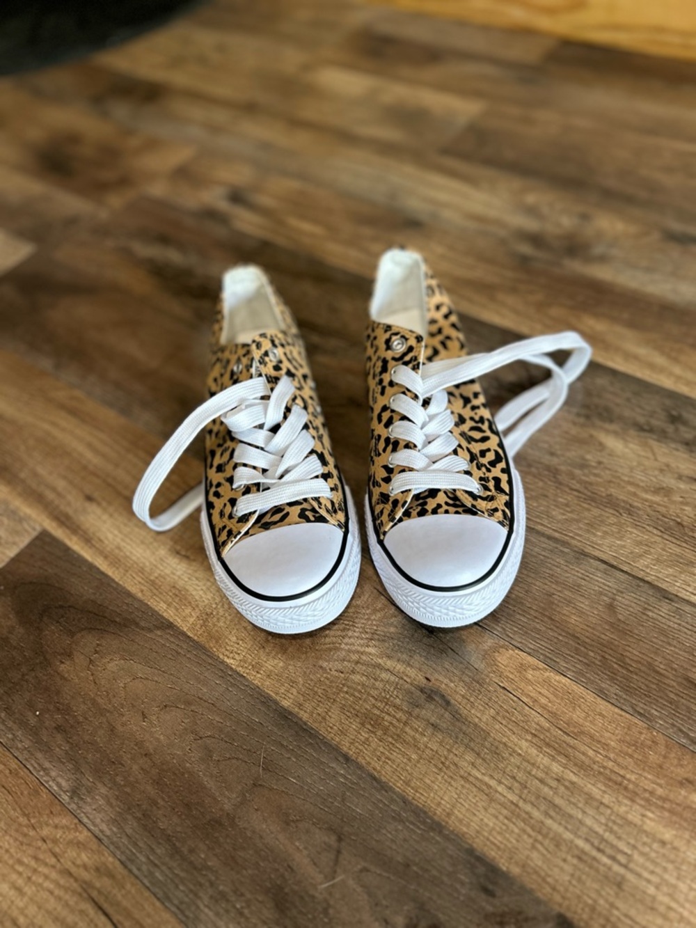 Womens TOP Moda Leopard Print Low-Top Sneakers - White Laces Sz 8.5 New!